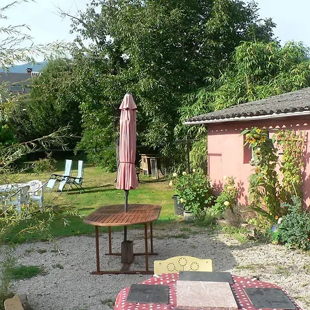 Le Toit Rouge Bed and Breakfast *